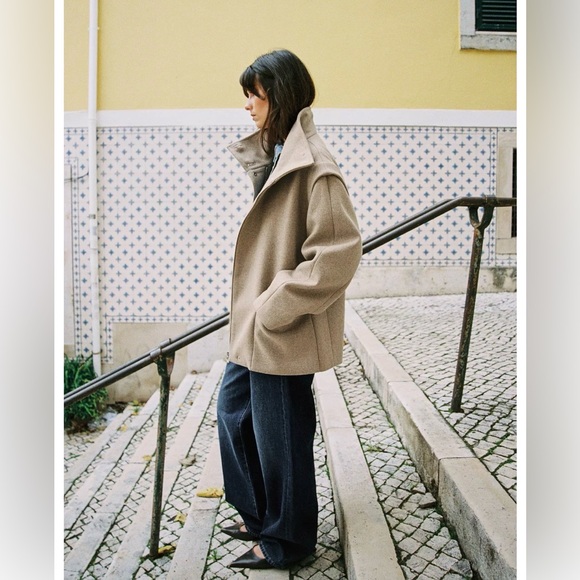 Beautiful stylish Zara Short Wool Coat with High Neck - Picture 2 of 6